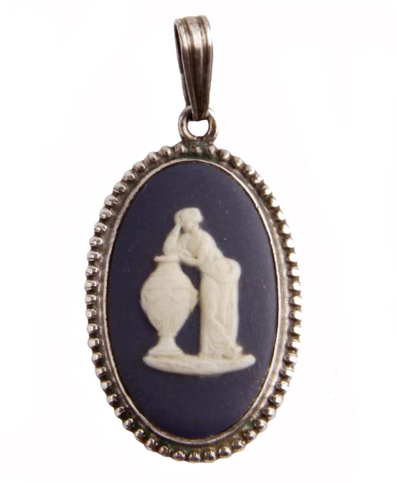 Wedgwood! Кулон Античный мир. Бижутерный сплав, фарфор бисквит. Wedgwood, Великобритания, вторая половина XX векаT-B-10947-NECK-GL.HEMATITE Wedgwood! Кулон Античный мир. Бижутерный сплав, фарфор бисквит. Wedgwood, Великобритания, вторая половина XX векаT-B-10947-NECK-GL.HEMATITEWedgwood! Кулон Античный мир. Бижутерный сплав, фарфор бисквит. Wedgwood, Великобритания, вторая половина XX века. Размеры 2,5 х 1,5 см. Сохранность хорошая. На обороте клеймо Wedgwood. Фарфоровые и фаянсовые изделия фабрики Веджвуд (Wedgwood) считаются общепризнанным эталоном утонченной эстетики и английского качества. Этот великолепный кулон от элитного бренда Wedgwood представляет собой утонченное рельефное украшение, являющееся частью знаменитой античной коллекции. Украшение для любительниц винтажных украшений.