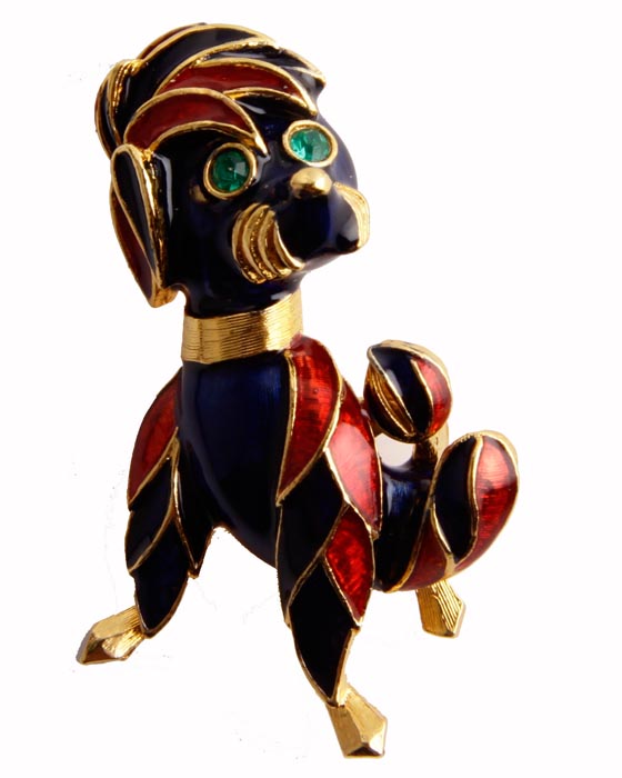 Брошь Собачка от Sphinx №3. Бижутерный сплав золотого тона, кристаллы, эмаль. Sphinx, Великобритания, конец ХХ векаk319p606 Брошь Собачка от Sphinx №3. Бижутерный сплав золотого тона, кристаллы, эмаль. Sphinx, Великобритания, конец ХХ векаk319p606Брошь Собачка от Sphinx №3. Бижутерный сплав золотого тона, кристаллы, эмаль. Sphinx, Великобритания, конец ХХ века. Размер броши 5,5 х 3,5. Сохранность хорошая. Предмет не был в использовании. На обороте брошь имеет клеймо Sphinx с серийным номером, что говорит об ее эксклюзивности и подлинности. Брошь в виде собачки от компании Sphinx -прекрасное, яркое украшение! Брошь прекрасного качества. Фигурка собачки с эмалями синего и красного цвета. Глазки - великолепного качества два кристалла изумрудного цвета.