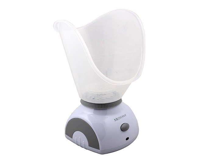 Сауна для лица Medisana FSS28032020 Сауна для лица Medisana FSS28032020Инновационный подход к вопросу ухода за кожей лица предлагает компания Medisana со специальным прибором FSS. Человечеству давно известен эффект, который дарит коже посещение парной бани или сауны. Распаренная, она эффективно раскрывает поры, становясь более восприимчивой к применяемым средствам очищения и питания. Кроме того, увлажнение обеспечивает эффект разглаживания морщин, что делает лицо более свежим, гладким и сияющим. Всего этого легко добиться в домашних условиях при использовании простых средств в виде мини-сауны для лица и обычной воды. При желании можно добавить ароматические и лечебные эфирные масла. Сауну для лица FSS можно использовать также в качестве ингалятора при различных респираторных заболеваниях дыхательных путей. В этом случае используется благотворное влияние горячего пара на слизистые оболочки. Прибор работает в течение 20 минут, после чего автоматически отключается. Технические характеристики: Время работы: 20 минут Размер (ВхШхГ): 30х21х19 см Вес: 560 г...