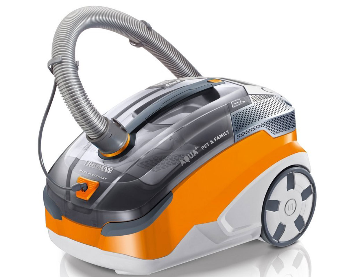 Thomas 788563 Pet & Family, Orange Silver пылесос788563 THOMAS PET&FAMILY Thomas 788563 Pet & Family, Orange Silver пылесос788563 THOMAS PET&FAMILYКомпания Thomas выводит на российский рынок пылесос, разработанный специально для владельцев домашних животных. Он получил название Pet & Family. Thomas Pet & Family дает большую свободу выбора своему владельцу, так как он способен убирать квартиру в сухом и влажном режиме, собирать лужи пролитой воды, очищать и увлажнять воздух. Сухая уборка (обычный режим работы пылесоса, то есть без разбрызгивания воды на поверхность) может проводится либо привычным способом с одноразовыми мешками, либо с использованием системы фильтрации AQUA-BOX, когда требуется только один расходный материал – литр воды. Именно в этом режиме пылесос работает еще и как воздухомойка. Даже после сухой уборки воздух в квартире становится не только чистым, а еще и свежим. У этой модели высокая максимальная мощность – 1700 Вт. Причем потребляемую мощность можно плавно регулировать благодаря технологии Thomas Touch Tronic, которая позволяет легко подбирать нужную ...