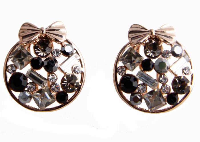 Серьги Фантазия. Бижутерный сплав, кристаллы. Корея, конец ХХ века20089660 Серьги Фантазия. Бижутерный сплав, кристаллы. Корея, конец ХХ века20089660Серьги Фантазия. Бижутерный сплав, кристаллы. Корея, конец ХХ века. Размеры 2 х 2 см. Сохранность хорошая. Предмет не был в использовании. Изделие инкрустировано целой россыпью кристаллов черного, прозрачного цвета. Эта украшение станет изысканным украшением для романтичной и творческой натуры и гармонично дополнит Ваш наряд, станет завершающим штрихом в создании образа.