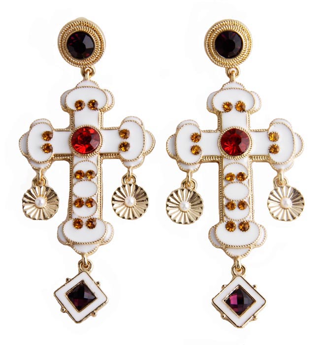 Серьги Fashion House. Бижутерный сплав, кристаллы, эмаль. Конец ХХ века20089660 Серьги Fashion House. Бижутерный сплав, кристаллы, эмаль. Конец ХХ века20089660Серьги Fashion House. Бижутерный сплав, кристаллы, эмаль. Корея, конец ХХ века. Размеры 9,5 х 4 см. Сохранность хорошая. Предмет не был в использовании. Изделие инкрустирована целой россыпью кристаллов различных цветов, украшено эмалью белого цвета. Эта украшение станет изысканным украшением для романтичной и творческой натуры и гармонично дополнит Ваш наряд, станет завершающим штрихом в создании образа.