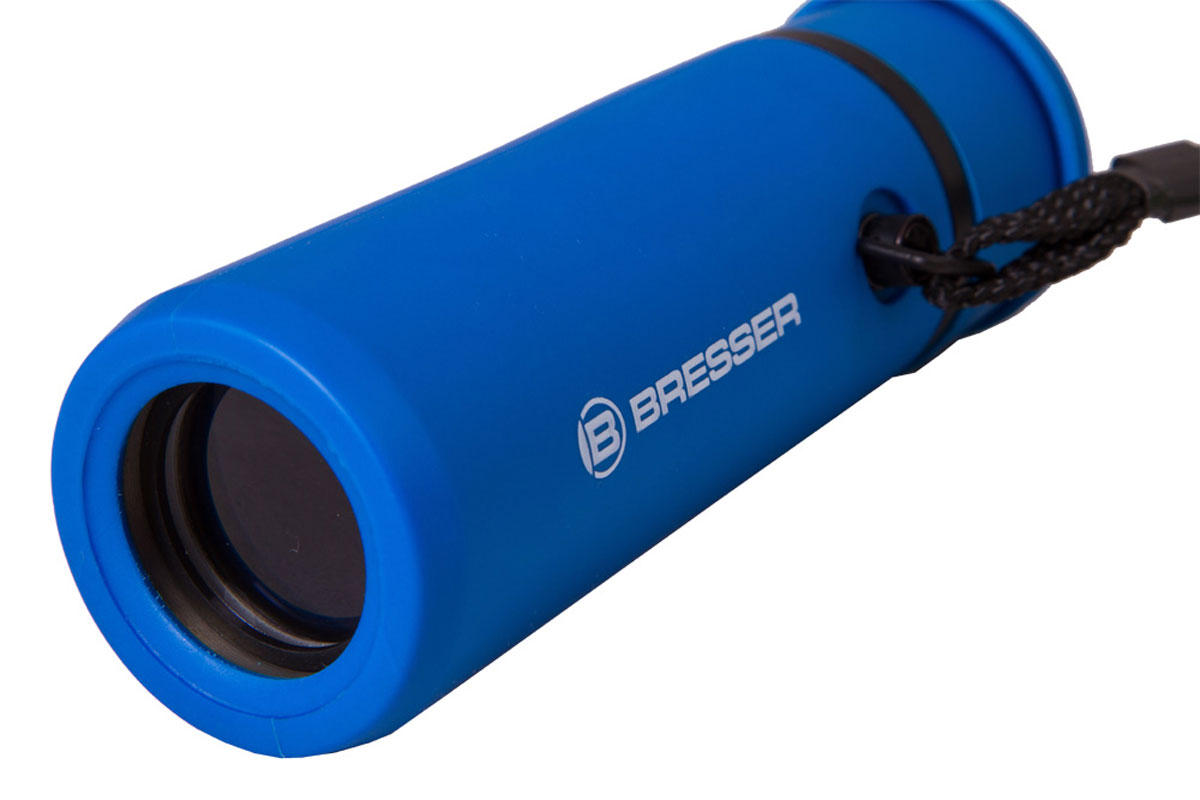 Bresser Topas 10x25, Blue монокуляр8911028WXH000 Bresser Topas 10x25, Blue монокуляр8911028WXH000Компактный монокуляр Bresser Topas 10x25 для туристов, путешественников и натуралистов. Это гармоничное сочетание удобства использования, надежности конструкции и высоких оптических характеристик. Лучше всего этот миниатюрный монокуляр проявит себя при дневных наблюдениях: изучении птиц, просмотре спортивных мероприятий, исследовании дикой природы. Благодаря металлическому корпусу он переживет любые дорожные потрясения. Монокуляр Bresser Topas 10x25 обеспечит получение качественной и высококонтрастной картинки, правильно передаст цвета и позволит рассмотреть удаленные предметы в мельчайших деталях. Все оптические элементы изготовлены из стекла, а внешние линзы имеют полное просветление. Чтобы сделать картинку максимально четкой, вы можете откорректировать диоптрии окуляра и точно настроить фокус. Боковые части монокуляра имеют резиновые покрытие для удобства и надежности захвата.