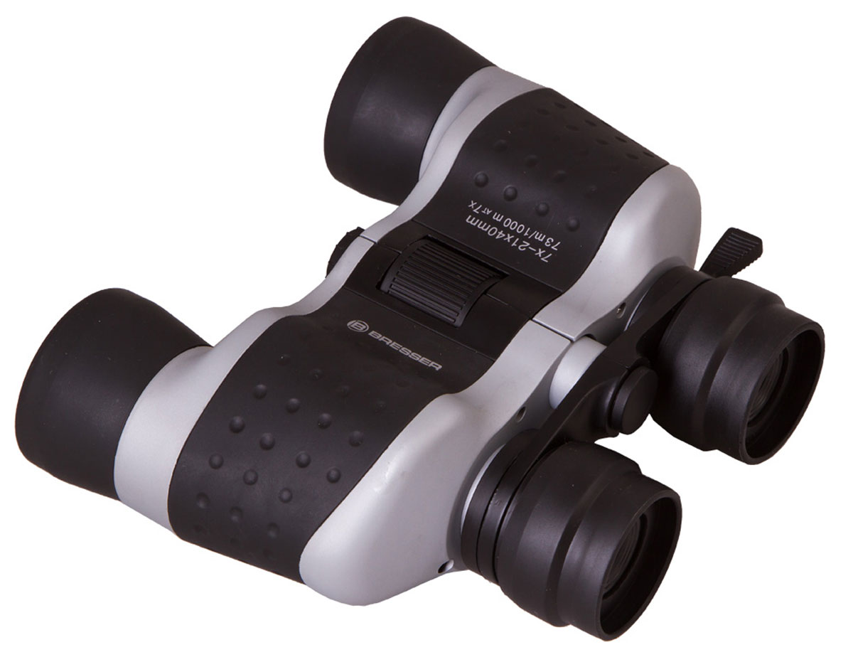 Bresser Topas 7–21x40 бинокль8962140 Bresser Topas 7–21x40 бинокль8962140Бинокль Bresser Topas 7–21x40 – полноразмерный бинокль широкого применения. Имеет большой диапазон увеличений, что позволяет использовать его в любых ситуациях. Увеличение кратности приводит к сужению поля зрения, а это хорошо для изучения мелких объектов на большом расстоянии (птиц, зверей, деталей архитектуры). Снижение – к расширению наблюдаемого поля. Это удобно, когда необходимо следить за множеством удаленных объектов на большой площади (спортивные мероприятия). Кроме того, бинокль Bresser Topas 7–21x40 оснащен стандартным штативным гнездом, которое позволяет проводить длительные стационарные наблюдения. Бинокль создан на базе Porro-призм, а вся оптика изготовлена из стекла BK-7. На внешние поверхности нанесен слой просветляющего покрытия, что делает картинку более четкой и ясной. Отличная цветопередача, высокая контрастность – вот залог популярности этого бинокля. Корпус изготовлен из пластика и имеет весьма компактные для Porro-бинокля...