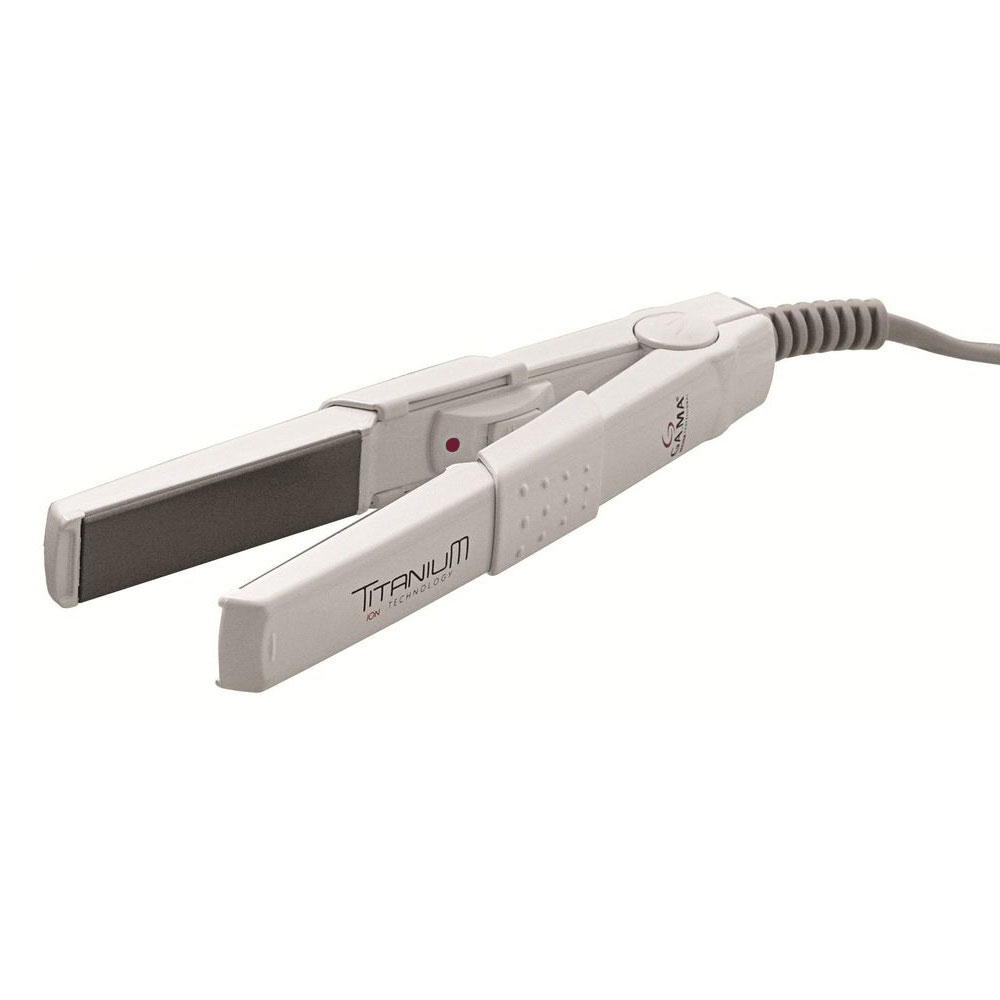 GA.MA Mini Titanium Ion выпрямитель для волосP21.MINITI GA.MA Mini Titanium Ion выпрямитель для волосP21.MINITIВыпрямитель GA.MA Mini Titanium Ion оснащен титановыми пластинами шириной 12 мм с антибактериальным покрытием пластин NanoSilver для волос, требующих особенно бережного ухода. Идеально белый, устойчивый к высоким температурам этот прибор позволит вам создать безупречную укладку, не выходя из дома! Термоизолированный корпус ThermalPlus убережет ваши руки от ожога при работе с устройством, а мгновенный нагрев позволит приступить к укладке через считанные секунды после его включения. Индикатор включения Термосумочка в комплекте Предохранитель от возгорания Размер пластин 15 х 60 мм