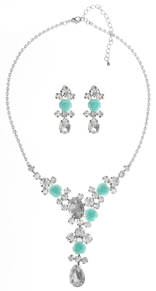 Комплект Art-Silver: колье, серьги, цвет: серебряный. 91101307653601-137791101307653601-1377 Комплект Art-Silver: колье, серьги, цвет: серебряный. 91101307653601-137791101307653601-1377Оригинальный комплект украшений Art-Silver включает в себя стильные серьги и колье. Украшения выполнены из бижутерного сплава. Колье представляет собой цепочку с плетением в форме мелких квадратиков, украшенную цирконами и дополненную массивной подвеской. Композиция подвески состоит из крупных кубических цирконов разной формы и четырех элементов из пластика в форме бутонов роз. Изделие имеет надежную застежку-карабин с регулирующей длину цепочкой. Серьги, декорированные массивными цирконами и ювелирным пластиком, оригинально дополнят данный комплект. В качестве основы украшения использованы застежки-гвоздики с удобными фиксаторами из металла и пластика. Изящный комплект придаст вашему образу изюминку, подчеркнет красоту и изящество вечернего платья или преобразит повседневный наряд.