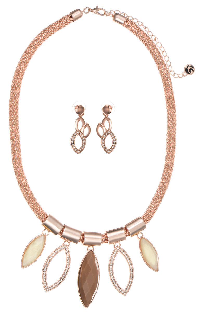 Комплект Art-Silver: колье, серьги, цвет: золотой. M002429-002-2823M002429-002-2823 Комплект Art-Silver: колье, серьги, цвет: золотой. M002429-002-2823M002429-002-2823Оригинальный комплект украшений Art-Silver включает в себя стильные серьги и колье. Украшения выполнены из бижутерного сплава с покрытием под золото. Колье представляет собой массивную цепочку с оригинальным плетением, дополненную декоративными элементами. Центральная часть колье состоит из пяти подвижных металлических элементов с подвесками вытянутой формы. Подвески дополнены кубическим цирконием и элементами из ювелирного пластика, имитирующего натуральный камень. Изделие имеет надежную застежку-карабин с регулирующей длину цепочкой. Серьги с подвесками, декорированные цирконами, оригинально дополнят данный комплект. В качестве основы украшения использованы застежки-гвоздики с удобными фиксаторами из пластика и металла. Изящный комплект придаст вашему образу изюминку, подчеркнет красоту и изящество вечернего платья или преобразит повседневный наряд.