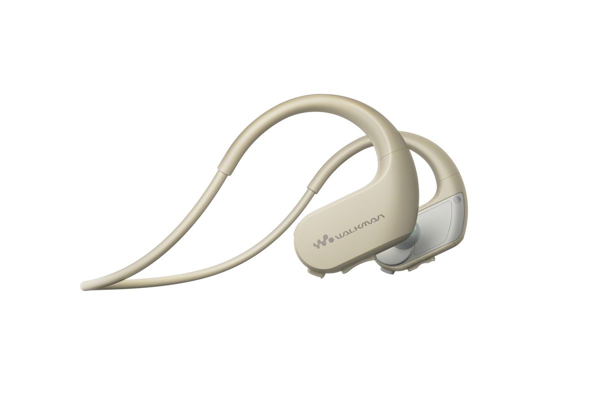 Sony NW-WS413 4Gb, White Gray MP3-плеер17060171 Sony NW-WS413 4Gb, White Gray MP3-плеер17060171Беспроводной плеер Sony NW-WS413 для занятий спортом, не только очень комфортен, но и надежен. Он сохраняет герметичность даже в соленой воде. Водо- и пыленепроницаемость корпуса плеера Sony NW-WS413 соответствуют стандартам IP65/IP68, поэтому он сохраняет полную функциональность даже будучи погруженным в соленую воду на глубину 2 м в течение 30 минут. Для использования плеера в воде необходимо также использовать вкладыши для плавания. Вас не остановит ни жара, ни холод. Sony NW-WS413 прекрасно работает практически в любых погодных условиях и при температуре от -5°C до 45°C. В корпус плеера слева и справа встроены микрофоны, которые позволяют вам слышать окружающие звуки, даже когда в наушниках играет музыка. Вы будете слышать все инструкции тренера и сможете спокойно общаться с друзьями. Благодаря своей уникальной гарнитурной конструкции Sony NW-WS413 позволяет вам забыть о надоедливых проводах и полностью сосредоточиться на...