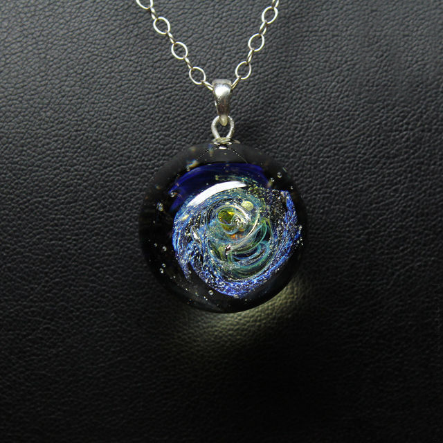 Кулон Lampwork Галактика Млечный путь. Ручная авторская работаPD507 Кулон Lampwork Галактика Млечный путь. Ручная авторская работаPD507Кулон шар из прозрачного стекла с маленькой площадкой сзади. Внутри цветное объемное изображение. шар 2,5 см
