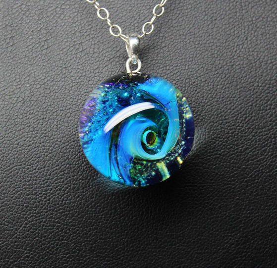 Кулон Lampwork Галактика Бирюза. Ручная авторская работаPD508 Кулон Lampwork Галактика Бирюза. Ручная авторская работаPD508Кулон шар из прозрачного стекла с маленькой площадкой сзади. Внутри цветное объемное изображение. шар 2,5 см