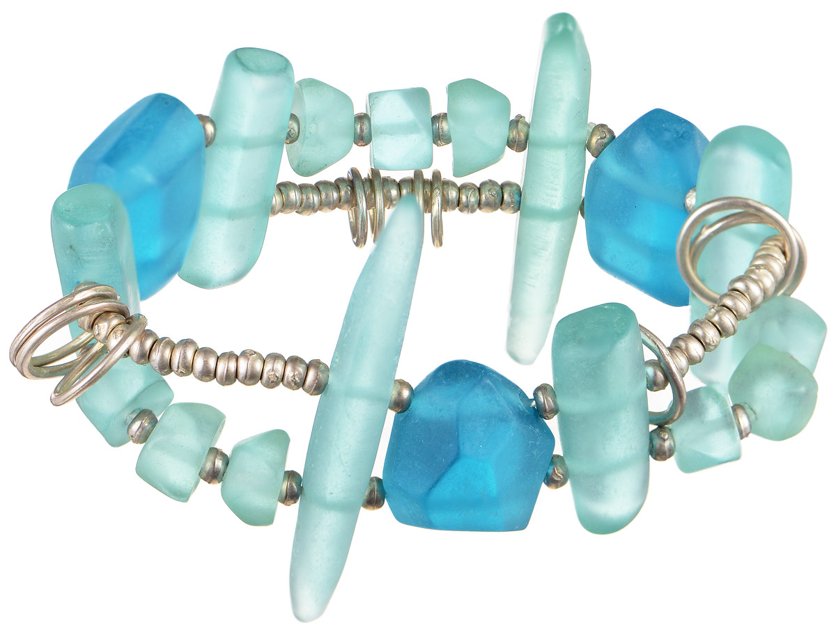 Браслет Lalo Treasures Mon Amour, цвет: голубой. B2461B2461 Браслет Lalo Treasures Mon Amour, цвет: голубой. B2461B2461Оригинальный браслет Lalo Treasures Mon Amour выполнен из ювелирной смолы и металлического сплава. Декоративные элементы собраны на эластичной основе, которая делает размер изделия универсальным и позволит браслету идеально разместиться на запястье. Стильное украшение поможет дополнить любой образ и привнести в него завершающий яркий штрих.