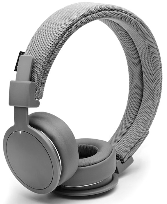 Urbanears Plattan ADV, Dark Grey наушники15118184 Urbanears Plattan ADV, Dark Grey наушники15118184Plattan ADV – это превосходные классические наушники с усовершенствованными функциями (ADV значит advanced). Наушники имеют съёмное моющееся оголовье, микрофон и разъём ZoundPlug, позволяющий делиться вашей музыкой с друзьями. Складная конструкция Plattan ADV позволяет всегда брать их с собой, куда бы вы ни пошли. С Urbanears всегда по пути! Plattan ADV оснащены съёмным оголовьем и амбушюрами, которые можно подвергать машинной стирке вместе с одеждой. Всегда свежие впечатления даже от знакомой музыки! ZoundPlug – это разъём, позволяющий поделиться вашей музыкой с другом. Просто подключите его наушники к вашим Plattan ADV через свободный порт. Сегодня большинство плееров являются также и телефонами. Поэтому все наушники Urbanears имеют микрофон и пульт управления, с помощью которого можно принимать входящие звонки или переключать трэки.