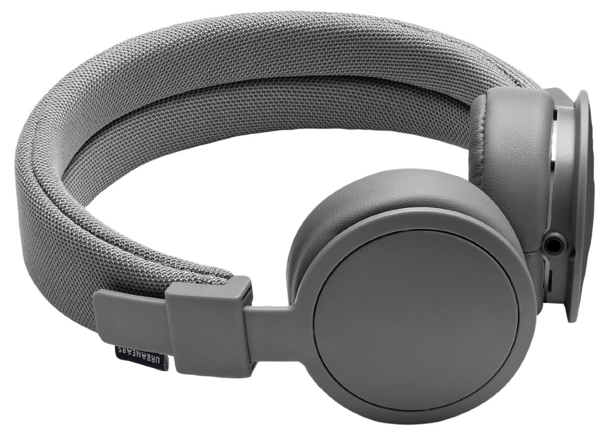 Urbanears Plattan ADV Wireless, Dark Grey наушники15118188 Urbanears Plattan ADV Wireless, Dark Grey наушники15118188Plattan ADV Wireless – это первые Bluetooth-наушники в ассортименте Urbanears. Они оснащены встроенным микрофоном, имеют световой индикатор состояний на чашке излучателя и готовы работать 14 часов без подзарядки. Передвигайтесь свободно, принимайте звонки и слушайте музыку на ходу без путающихся проводов. Нет кабеля – нет проблем! Plattan ADV оснащены съёмными оголовьем и амбушюрами, которые можно подвергать машинной стирке вместе с одеждой. Всегда свежие впечатления даже от знакомой музыки! ZoundPlug – это разъём, позволяющий поделиться вашей музыкой с другом. Просто подключите его наушники к вашим Plattan ADV Wireless через свободный порт.