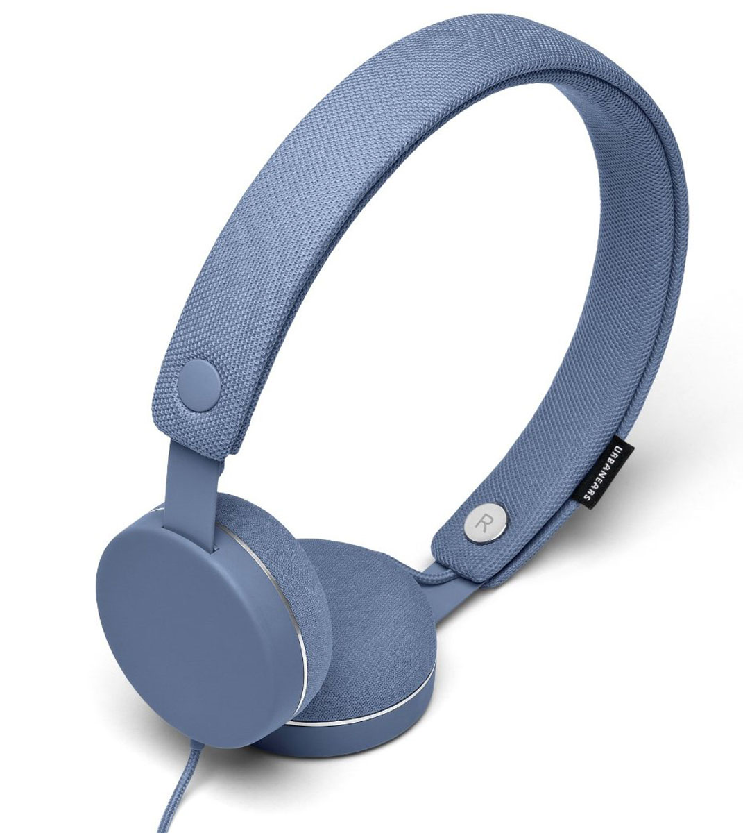 Urbanears Humlan, Sea Grey наушники15118181 Urbanears Humlan, Sea Grey наушники15118181Urbanears Humlan - это накладные наушники с богатым динамичным звуком, которым вы можете поделиться с другими посредством разъёма ZoundPlug. Отличительной чертой Humlan являются съёмные оголовье и амбушюры, которые можно стирать. У наушников также есть традиционные для Urbanears микрофон и пульт управления приёмом звонков. Humlan - всегда свежие впечатления даже от знакомой музыки! ZoundPlug - это разъём, позволяющий поделиться вашей музыкой с другом. Просто подключите его наушники к вашим Humlan через свободный порт. Сегодня большинство плееров являются также и телефонами. Поэтому все наушники Urbanears имеют микрофон и пульт управления, с помощью которого можно принимать входящие звонки или переключать треки.