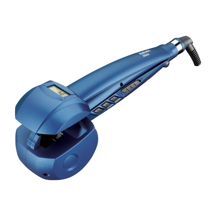 BBK BST5001, Dark Blue щипцы для завивки волосBST5001 BBK BST5001, Dark Blue щипцы для завивки волосBST5001Стайлер BBK BST5001 серии Stilista - это прибор с автоматическим абсолютно комфортным созданием голливудских локонов. Особенность технологии автовращения в том, что она создает локон внутри прибора, локоны держатся по–настоящему долго. Для разных типов волос предусмотрен выбор температурного режима – 170°, 190°, 210°, а также времени укладки – 8 / 10 / 12 секунд. Температура равномерно распределяется от обеих керамических поверхностей, сохраняя здоровье волос. Функция ионизации придаст волосам блеск и устранит статическое напряжение. LCD-дисплей позволяет легко управлять процессом. Усовершенствованный нагревательный элемент, зуковой сигнал и вращающийся шнур, предотвращающий скручивание, также делают эксплуатацию стайлера максимально комфортной. Дополнительной безопасностью является автоматическое отключение через 1 час работы.