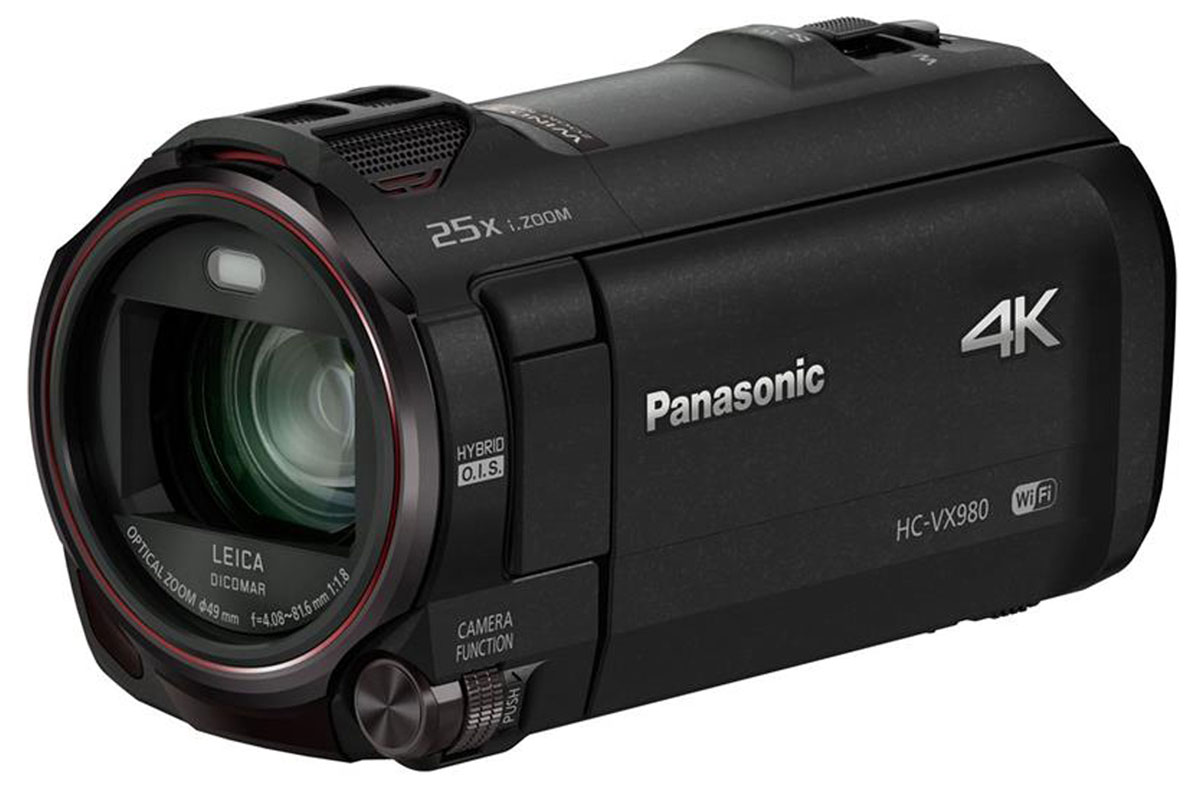 Panasonic HC-VX980, Black 4K видеокамераHC-VX980EE-K Panasonic HC-VX980, Black 4K видеокамераHC-VX980EE-KПрофессиональное качество, доступное каждому Видеокамера Panasonic HC-VX980 с объективом LEICA Dicomar позволяет добиться безупречного качества фото и видеосъемки в разрешении 4К. А съемка с использованием функции беспроводной мультикамеры превратит отснятые сюжеты в уникальный материал. Независимо от условий съемки, будь то яркий солнечный свет или недостаточное освещение, функция Фильм HDR обеспечит детализацию картинки. Ценные моменты в красках Видеокамера Panasonic HC-VX980 записывает видео с разрешением 4K – это в 4 раза больше, чем у стандарта Full-HD. В любых условиях съемки сцены получатся максимально детализированными и реалистичными. Особые моменты можно запечатлеть в режиме 4K-фото. Плавная смена фокусного расстояния Функция Плавный зум позволяет менять фокусное расстояние без ущерба качеству изображения. Можно наводить зум на объекты в центре кадра и за его пределами, сохраняя угол наклона камеры. Точное...