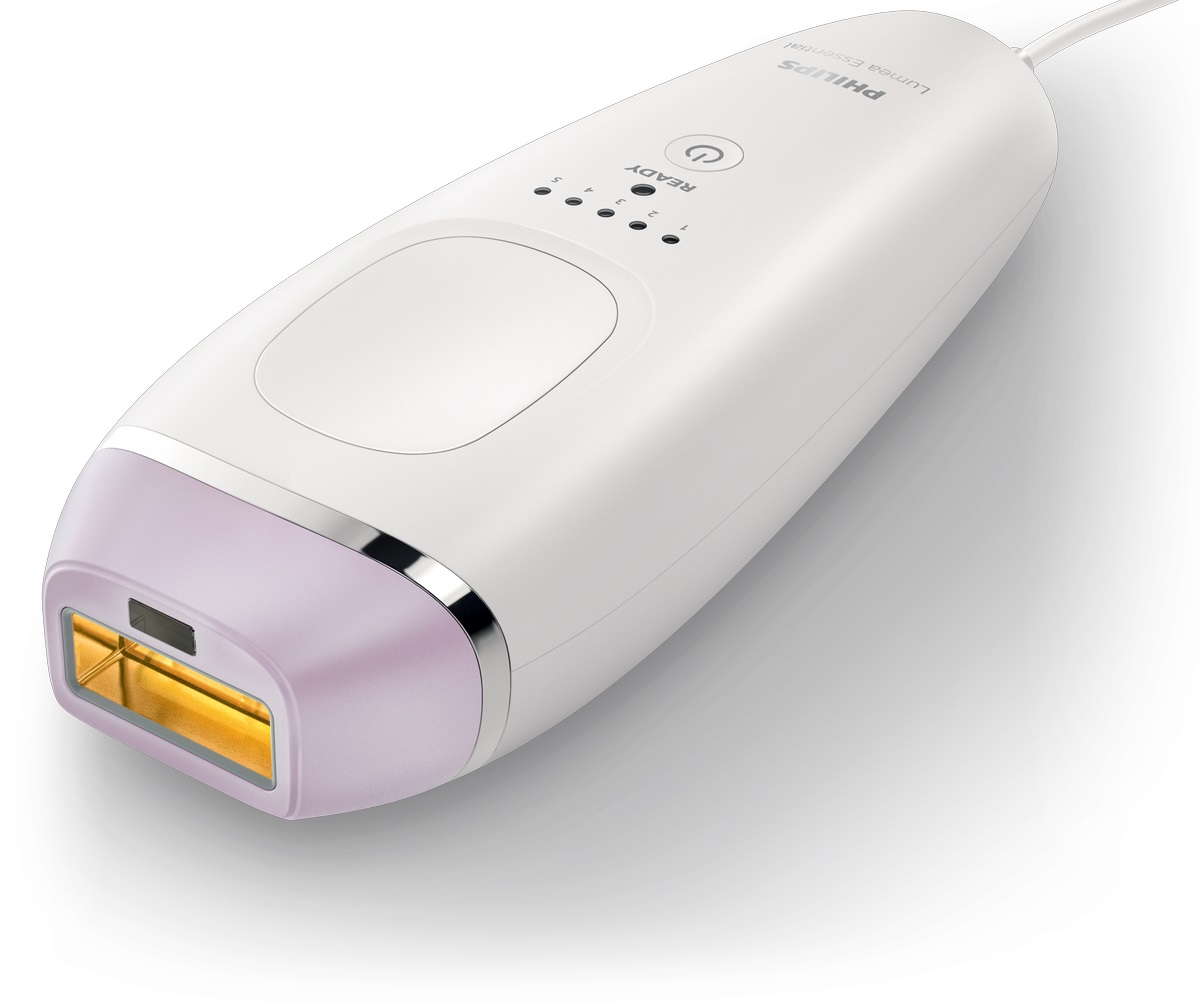 Philips BRI863/00, White фотоэпиляторBRI863/00 Philips BRI863/00, White фотоэпиляторBRI863/00В основе работы фотоэпилятора Philips BRI863/00 лежит инновационная технология интенсивного светового импульса (IPL), которая используется для удаления волос в профессиональных салонах красоты. Компания Philips адаптировала эту технологию для безопасного и эффективного использования в комфортной домашней обстановке. Технология разработана Philips в сотрудничестве с экспертами по уходу за кожей. Philips BRI863/00 бережно воздействует на корень волоса при помощи технологии светового импульса. В результате рост волос на теле постепенно сокращается. При проведении повторных процедур кожа сохраняет превосходную гладкость надолго. Клинические исследования показали, что после четырех сеансов, проведенных раз в две недели, количество волос значительно снижается, и кожа становится более гладкой. Для поддержания данных результатов просто повторяйте процедуру по мере необходимости. Интервал зависит от индивидуальных особенностей роста волос. Система Philips...