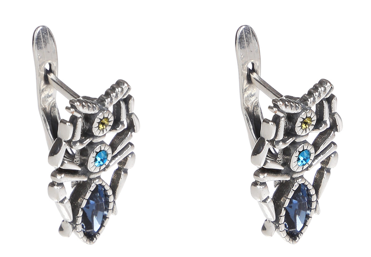Серьги Jenavi Кассида Тоурмис, цвет: серебро, синий. k3393144k3393144 Серьги Jenavi Кассида Тоурмис, цвет: серебро, синий. k3393144k3393144Серьги Jenavi Кассида Тоурмис изготовлены из ювелирного сплава с гальваническим покрытием серебром. Кристаллы Swarovski пронзили металл и отпечатались в нем мерцающими вкраплениями звездного неба и всполохами фейерверков. Техника чернения позволила дизайнерам добиться изысканного эффекта винтажности и добавила этнические ноты в оригинальные изделия. Серьги оснащены удобным английским замком. Какие бы стили и материи вы ни предпочли, украшения из коллекции Кассида будут безошибочным выбором для завершения вашего образа.