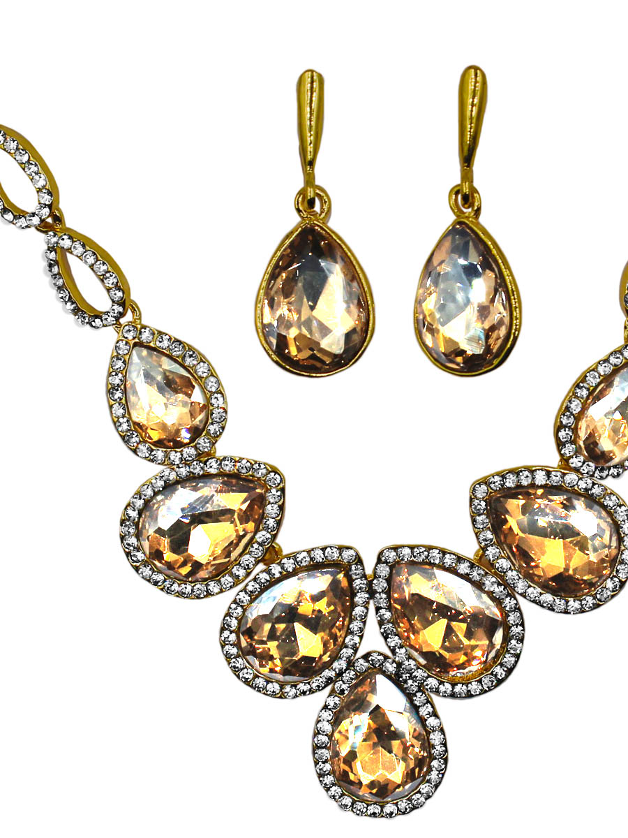 Набор бижутерии Taya: серьги, колье, цвет: золотой. T-B-11510-SET-GOLDT-B-11510-SET-GOLD Набор бижутерии Taya: серьги, колье, цвет: золотой. T-B-11510-SET-GOLDT-B-11510-SET-GOLDКомплект из колье и серег с английским замком изготовлен из гипоаллергенного бижутерного сплава. Украшение начинается с цепи необычного панцирного плетения: звенья продолговатой формы никогда не переплетутся и не перепутаются между собой. Далее оформлены две капельки с кристаллами и прорезями внутри. В центре кристаллы нежного цвета выполнены в рамке из страз.