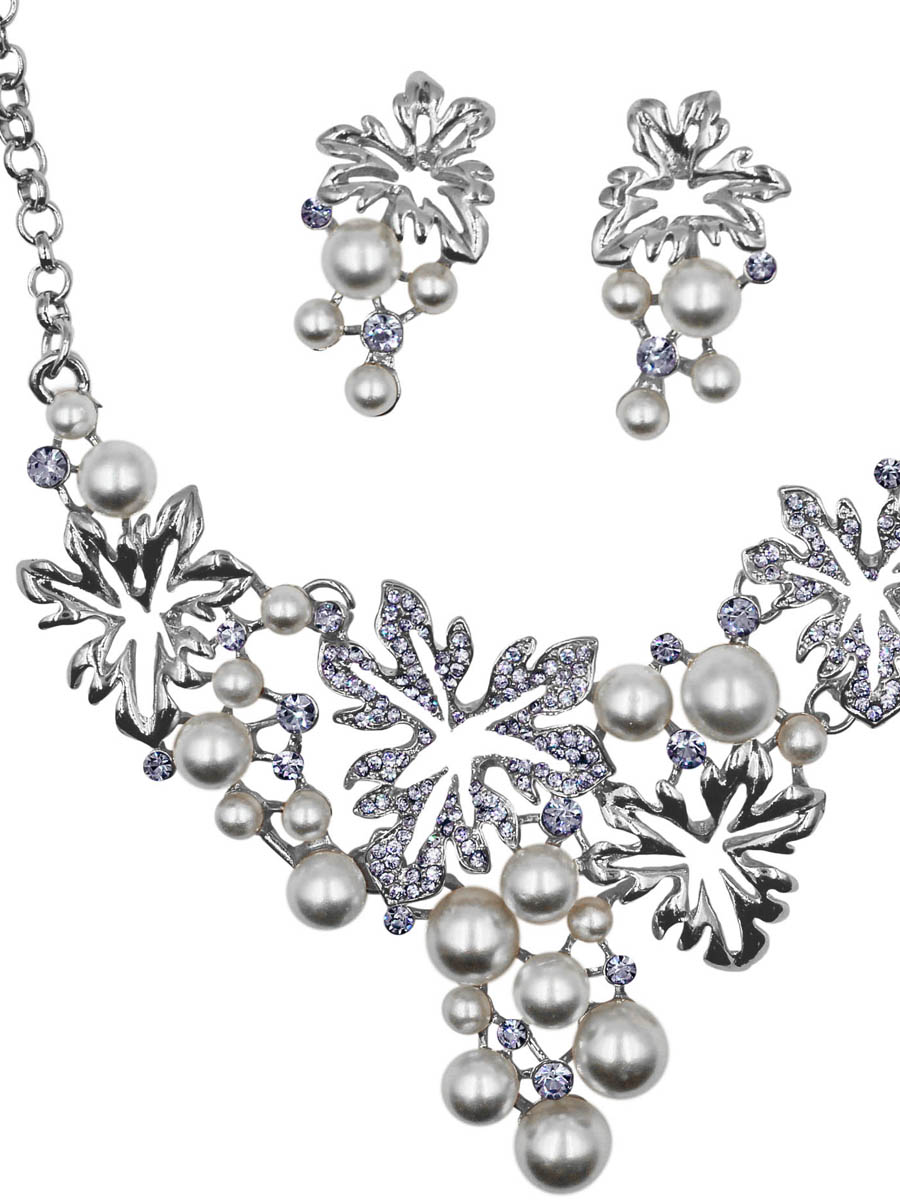 Набор бижутерии женский Taya: серьги, колье, цвет: серебро. T-B-11515-SET-SILVERT-B-11515-SET-SILVER Набор бижутерии женский Taya: серьги, колье, цвет: серебро. T-B-11515-SET-SILVERT-B-11515-SET-SILVERНабор из колье и сережек с заглушкой металл-пластик. Спелые гроздья, щедро усыпанные сочными ягодами, обещают радость, достаток и благополучие. Виноград считается благоприятным символом для прекрасной половины человечества. Размеры: длина 47 см + удлинение 5 см, центральное украшение 10,0 х 7,0 см, серьги 3,5 х 1,7 см.