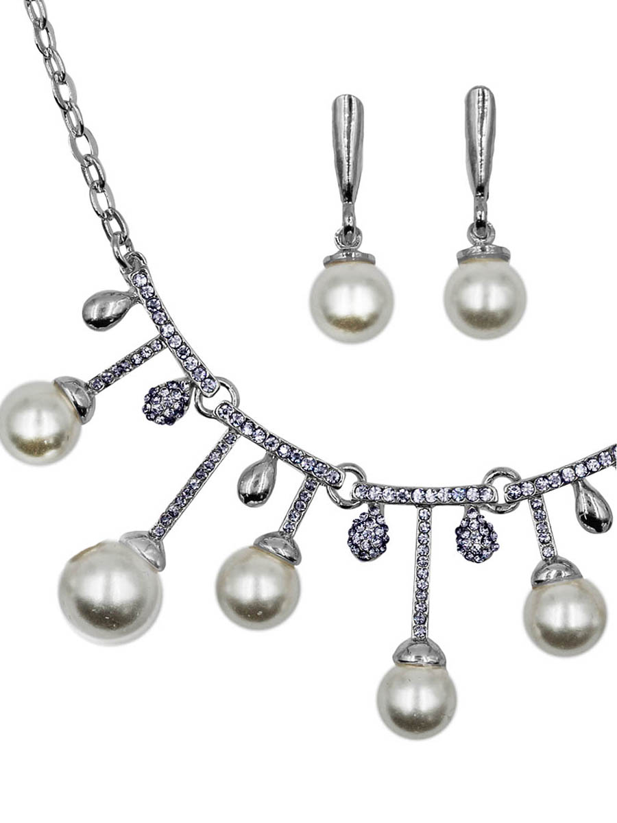 Набор бижутерии женский Taya: серьги, колье, цвет: серебро. T-B-11525-SET-SILVERT-B-11525-SET-SILVER Набор бижутерии женский Taya: серьги, колье, цвет: серебро. T-B-11525-SET-SILVERT-B-11525-SET-SILVERОснова украшения - цепь якорного плетения, где каждое звено имеет продолговатую форму и тщательно отполировано. В центре пять подвижно соединенных пластин со стразами, на которые крепятся либо золотые капельки, либо подвески с жемчугом. Серьги с классичес Размеры: длина 41 см + 6 см удлинение, центральная часть 9,0 х 2,7 см; серьги 2,7 х 0,8 см.