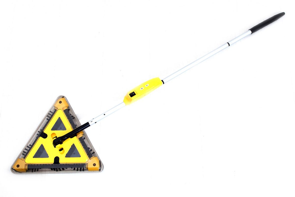 Электровеник Bradex, беспроводнойTD 0350 Электровеник Bradex, беспроводнойTD 0350Постоянно путаетесь в проводах пылесоса, а обычный веник — это слишком утомительно? Невозможно вычистить грязь из всех дальних уголков квартиры? Попробуйте треугольный электровеник — легкий, маневренный и работающий без вездесущих проводов! • 3 вращающиеся щетки не оставляют мусору ни малейших шансов обосноваться на Вашем полу. • Треугольная форма позволяет достать до наиболее трудных углов, вычистив всю грязь и мельчайшие пылинки. • Весь мусор попадает в нижний контейнер, который легко отщелкнуть и сбросить сор в ведро. Отныне нудная уборка станет куда проще и быстрее!