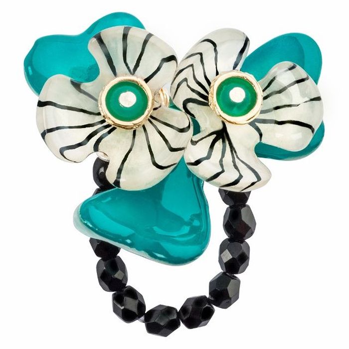 Кольцо Lalo Treasures G&G, цвет: морской волны, золотистый. R6981mR6981m Кольцо Lalo Treasures G&G, цвет: морской волны, золотистый. R6981mR6981mИзысканное кольцо оригинального дизайна Lalo Treasures изготовлено из ювелирной смолы ярких цветов. Изделие выполнено в виде утонченного цветка. Скругленные углы элемента идеально подходят для нежных женских пальцев - изящество и сама элегантность. Очень винтажно смотрится на руке. Кольцо Lalo подчеркнет вашу утонченность и изысканный вкус. Изделие регулируется по размеру.