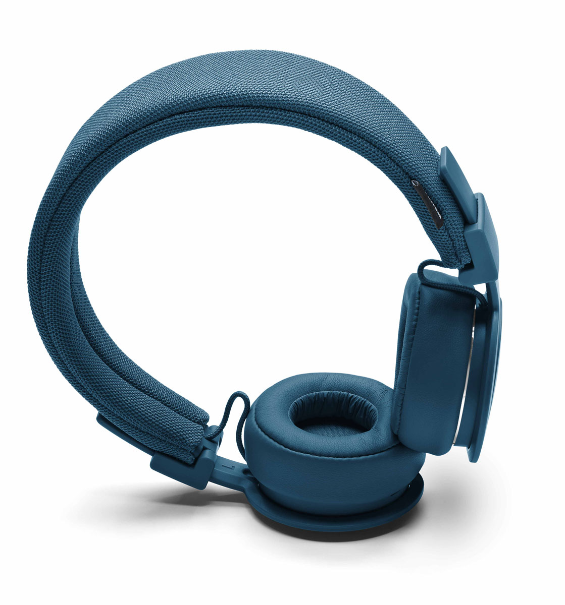 Urbanears Plattan ADV, Indigo наушники15118571 Urbanears Plattan ADV, Indigo наушники15118571Urbanears Plattan ADV – это превосходные классические наушники с усовершенствованными функциями (ADV значит advanced). Наушники имеют съёмное моющееся оголовье, микрофон и разъём ZoundPlug, позволяющий делиться вашей музыкой с друзьями. Складная конструкция Plattan ADV позволяет всегда брать их с собой, куда бы вы ни пошли. С Urbanears всегда по пути! Plattan ADV оснащены съёмным оголовьем и амбушюрами, которые можно подвергать машинной стирке вместе с одеждой. Всегда свежие впечатления даже от знакомой музыки! ZoundPlug – это разъём, позволяющий поделиться вашей музыкой с другом. Просто подключите его наушники к вашим Urbanears Plattan ADV через свободный порт. Сегодня большинство плееров являются также и телефонами. Поэтому все наушники Urbanears имеют микрофон и пульт управления, с помощью которого можно принимать входящие звонки или переключать трэки.