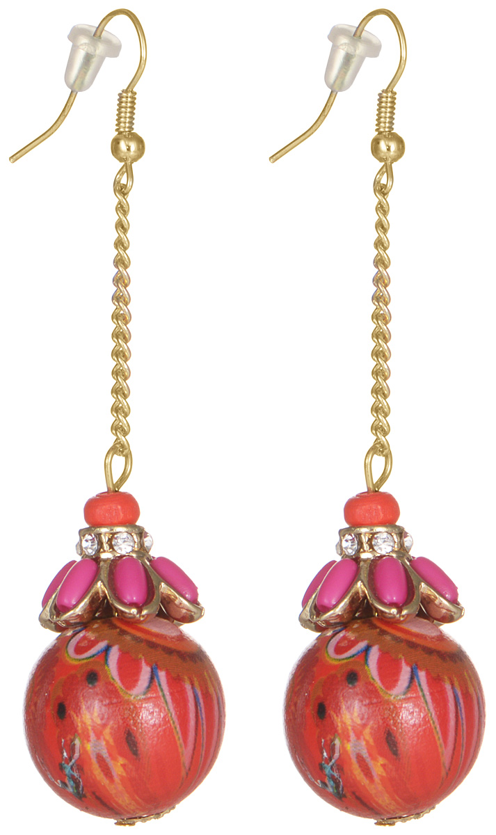Серьги женские Fashion House, цвет: золотой, красный. FH28639FH28639 Серьги женские Fashion House, цвет: золотой, красный. FH28639FH28639Серьги Fashion House выполнены из дерева в виде крупной бусины с цветочным узором на металлической позолоченной цепочке, инкрустированы стразами. Изделие оснащено удобным замком-петлей. Сложно найти более пластичный натуральный материал, чем дерево. Благодаря мягкости и красочности пород деревянные украшения поражают воображение разнообразием своих форм и оттенков. Такая бижутерия никогда не выйдет из моды и всегда будет радовать вас теплым светом своих изгибов и приятным перезвоном отполированных бусин. Актуальность этого дизайна не вызывает сомнений - такая форма сережек всегда будет пользоваться популярностью. Совсем немного элементов - основание, цепочка и шарообразный подвес - но как замечательно и законченно они смотрятся вместе! Надев такое украшение, вы всегда будете чувствовать себя изящно и величественно.