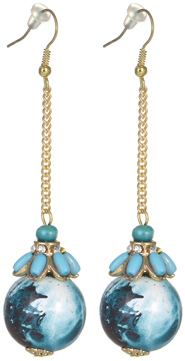 Серьги женские Fashion House, цвет: золотой, синий. FH28640FH28640 Серьги женские Fashion House, цвет: золотой, синий. FH28640FH28640Серьги Fashion House выполнены из дерева в виде крупной бусины на металлической позолоченной цепочке, инкрустированы стразами. Изделие оснащено удобным замком-петлей. Сложно найти более пластичный натуральный материал, чем дерево. Благодаря мягкости и красочности пород деревянные украшения поражают воображение разнообразием своих форм и оттенков. Такая бижутерия никогда не выйдет из моды и всегда будет радовать вас теплым светом своих изгибов и приятным перезвоном отполированных бусин. Актуальность этого дизайна не вызывает сомнений - такая форма сережек всегда будет пользоваться популярностью. Совсем немного элементов - основание, цепочка и шарообразный подвес - но как замечательно и законченно они смотрятся вместе! Надев такое украшение, вы всегда будете чувствовать себя изящно и величественно.