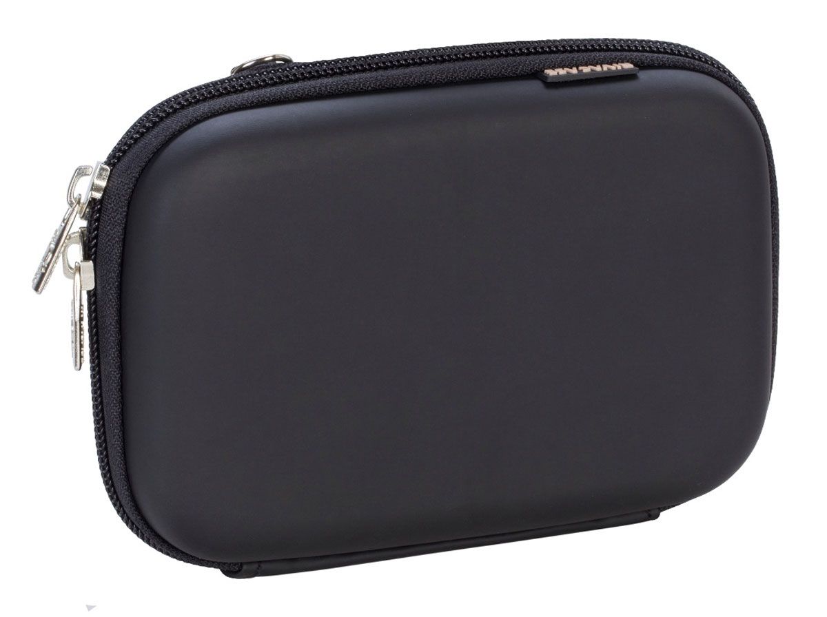 Riva 9101 (PU) HDD / GPS Case, Black чехол для жесткого диска6351 Riva 9101 (PU) HDD / GPS Case, Black чехол для жесткого диска6351Чехол Riva 9101 (PU) HDD / GPS Case для внешнего жесткого диска (HDD). Подходит для большинства 2.5 HDD или 4.3 GPS. Чехол создан из высококачественного материала EVA, он надежно защищает от внешних воздействий, случайных ударов и царапин, а также от пыли и влаги. Предусмотрена возможность крепления на поясном ремне. Устройство надежно крепится внутри чехла специальной фиксирующей лентой, кроме того предусмотрены дополнительные внутренние карманы для кабеля, карт памяти и аксессуаров. Двойная застежка молния для удобного доступа к устройству.