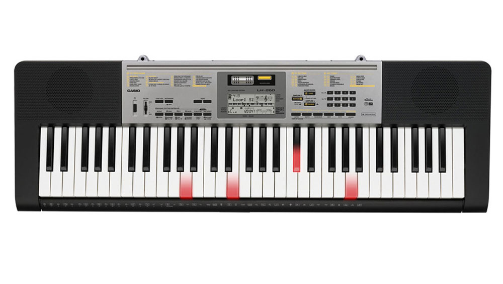 Casio LK-260, Black цифровой синтезаторLK-260 Casio LK-260, Black цифровой синтезаторLK-260С помощью инновационной пошаговой системы обучения, с цифровым синтезатором Casio LK-260 можно с первых занятий достичь ощутимого прогресса в освоении музыкальных произведений. Быстрому погружению в мир музыки также помогает 61 клавиша фортепианного типа с чувствительностью к касанию и подсветкой. Функция семплирования вносит в занятия элемент игры и развлечения: используя встроенный микрофон можно записать различные звуки и интегрировать их в ударную группу любого стиля аккомпанемента. Динамики: 2 x 2 Вт Дисплей: 92 x 40 мм LCD (без подсветки) Автовыключение через 6 минут при использовании батарей, через 30 минут при использовании адаптера
