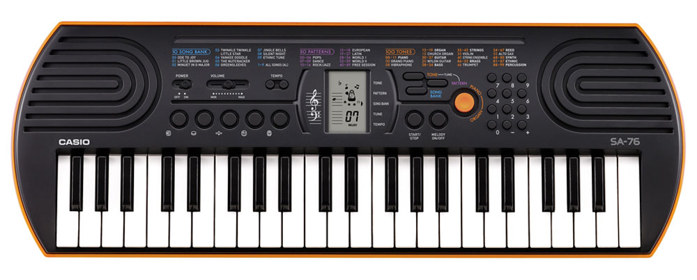 Casio SA-76, Orange цифровой синтезаторSA-76 Casio SA-76, Orange цифровой синтезаторSA-76Цифровой синтезатор Casio SA-76 с 44 клавишами предлагает всем начинающим уникальные музыкальные возможности. 100 тембров, 50 стилей, встроенные композиции для обучения, новейший звуковой процессор с серьезной для таких синтезаторов 8-ми нотной полифонией, а также ЖК дисплей, помогающий с первых шагов разобраться в 2-х строчной нотной грамоте - все это делает инструмент отличным помощником для начинающего музыканта. Ваше любимое звучание одним нажатием: кнопка переключения фортепиано / органа дает возможность быстрого выбора звучания. Для переключения достаточно нажать на кнопку. Обширный репертуар из 100 тембров предлагает великолепное качество. Мелодии на каждый вкус: 100 мелодий для разучивания дают возможность освоить разные стили. Наглядно и удобно: ЖК дисплей обеспечивает быстрый доступ ко всем функциям инструмента. Выбери правильный ритм. Барабанные пэды - замечательное введение в мир цифровых ударных...