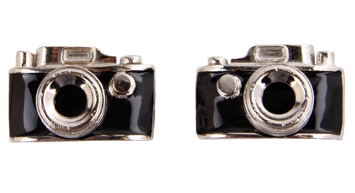 Клипсы класса Lux от Butler & Wilson Фотоаппарат. Ювелирный сплав, эмаль. Butler & Wilson, Великобритания, конец ХХ векаОС27219 Клипсы класса Lux от Butler & Wilson Фотоаппарат. Ювелирный сплав, эмаль. Butler & Wilson, Великобритания, конец ХХ векаОС27219Клипсы класса Lux от Butler & Wilson Фотоаппарат. Ювелирный сплав, эмаль. Butler & Wilson, Великобритания, конец ХХ века. Сохранность хорошая. Предмет не был в использовании. Размер 4,5 х 2,5 см. Клеймо Butler & Wilson в круглом картуше на оборотной стороне клипс говорит об эксклюзивности и подлинности изделия. Уникальная коллекционная вещь. Брошь выполнена из высококачественного ювелирного сплава. Изделие украшено эмалью черного цвета. Великолепный подарок для ценителей винтажных украшений.