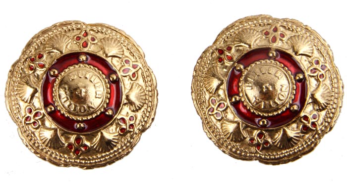 Клипсы класса Lux от Butler & Wilson Щит. Ювелирный сплав, эмаль. Butler & Wilson, Великобритания, конец ХХ векаОС27221 Клипсы класса Lux от Butler & Wilson Щит. Ювелирный сплав, эмаль. Butler & Wilson, Великобритания, конец ХХ векаОС27221Клипсы класса Lux от Butler & Wilson Щит №1. Ювелирный сплав, эмаль. Butler & Wilson, Великобритания, конец ХХ века. Сохранность хорошая. Предмет не был в использовании. Размер 3,5 х 3,5 см. Клеймо Butler & Wilson в круглом картуше на оборотной стороне клипс говорит об эксклюзивности и подлинности изделия. Уникальная коллекционная вещь. Яркие, привлекающие к себе внимание клипсы не оставят вас равнодушной. Вставки из эмали, ювелирный сплав, гравировка B & W - все говорит о непревзойденном качестве украшения. Великолепный аксессуар с уникальным дизайном.