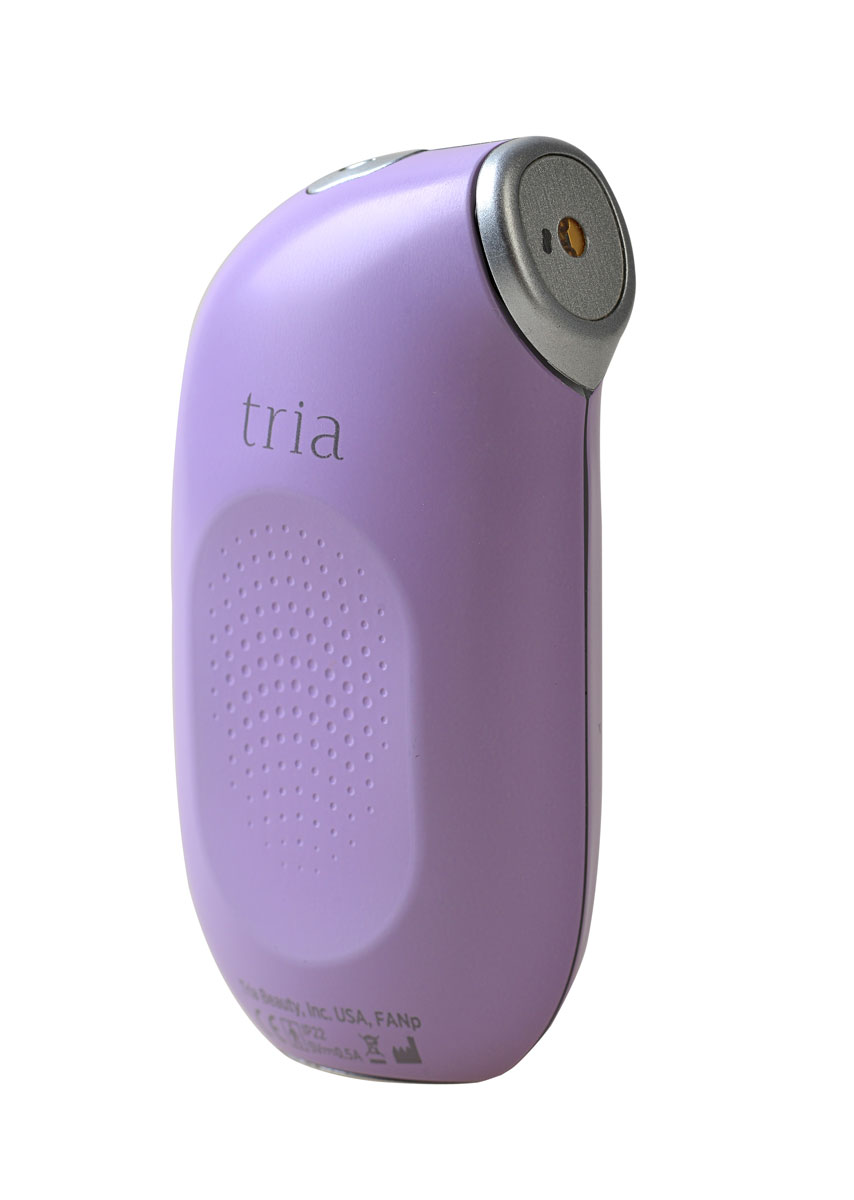 Tria Лазерное устройство для омоложения кожи вокруг глаз Age-Defying Eye Wrinkle Correcting Laser812438020990 Tria Лазерное устройство для омоложения кожи вокруг глаз Age-Defying Eye Wrinkle Correcting Laser812438020990Лазерное устройство для омоложения кожи вокруг глаз в домашних условиях. Компактный ручной прибор, использует лазерный луч для коррекции морщин вокруг глаз (гусиные лапки“). ЛАЗЕРНАЯ ГОЛОВКА/ОКНО АППЛИКАТОРА испускает лазерный свет во время соприкосновения и скольжения по коже. БЕСПРОВОДНАЯ СИСТЕМА – с помощью зарядного устройства зарядите лазер, а затем пользуйтесь им в любом месте, где вам удобнее всего. Световой индикатор - цветная подсветка показывает статус устройства. Индикатор светится фиолетовым светом и устройство вибрирует, когда лазерное устройство применяется правильно. Удерживайте устройство в хорошем контакте с кожей при перемещении, чтобы свечение фиолетового света не прекращалось