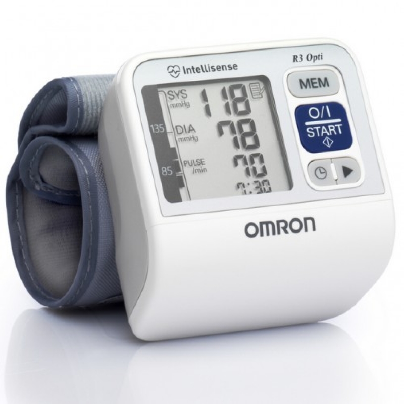 Omron R3 Opti тонометр000 000 00260 Omron R3 Opti тонометр000 000 00260Автоматический тонометр OMRON R3 Opti – это идеальное устройство для тех, кто постоянно следит за состоянием своего здоровья. Этот тонометр оснащен различными функциями, благодаря которым вы можете максимально комфортно, оперативно и с высокой точностью выяснить уровень своего артериального давления и частоту пульса. Тонометр OMRON R3 Opti очень полезен для людей, страдающих аритмией: он обладает повышенной чувствительностью к нарушениям сердечного ритма, реагируя на малейшие нарушения пульсации, что позволяет при измерении получать высокоточные результаты. Если же вам пока не диагностировали аритмию, но при измерениях извещение о нарушениях ритма сердца появляется достаточно часто, это означает, что с визитом к врачу затягивать не нужно. Как известно, заболевания гораздо легче лечить на начальной стадии, а потому своевременная информация об изменениях в состоянии вашего здоровья поможет вам принять необходимые меры своевременно.