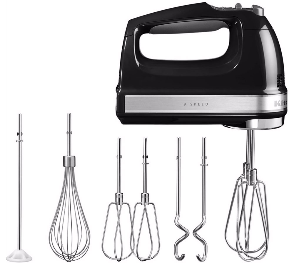 KitchenAid 5KHM9212EOB, Black миксер5KHM9212EOB KitchenAid 5KHM9212EOB, Black миксер5KHM9212EOBМиксер KitchenAid 5KHM9212EOB отличается от аналогов скоростью смешивания и взбивания, а также наличием множества дополнительных аксессуаров-насадок. Корпус выполнен из прочного пластика, что делает прибор довольно легким, а это немаловажно для ручного агрегата. На его верхней панели расположены удобные кнопки для выбора скоростного режима и процесса работы. Прибор работает в режиме 9 скоростей, насадки при этом совершают от 230 до 1300 оборотов в минуту, миксер оборудован малошумным двигателем постоянного тока мощностью 85 Вт. Такой диапазон позволит как легко смешивать ингредиенты для соусов и коктейлей, так и интенсивно взбивать продукты. Для удобства хранения миксер оборудован приспособлением для намотки шнура, что предотвращает его перепутывание с сетевыми кабелями других приборов. Модель оснащена цифровым дисплеем, отображающим режим работы, а специальный датчик мощности автоматически поддерживает выбранную скорость. ...