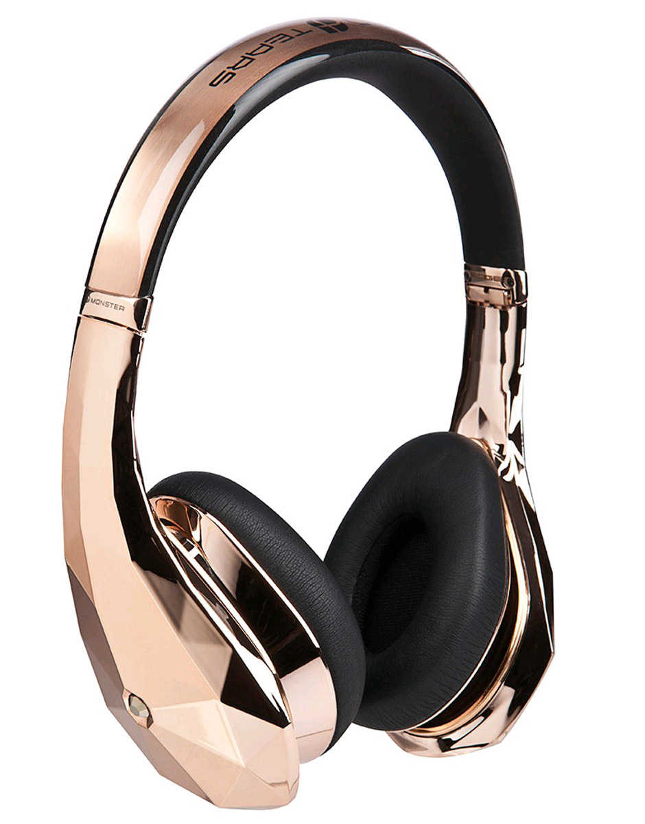 Monster DiamondZ, Rose Gold наушники137015-00 Monster DiamondZ, Rose Gold наушники137015-00Наушники Diamondz созданы как объект высокой моды, спроектированы с неограниченной фантазией и с использованием только лучших материалов. Когда вы слушаете Diamondz, Вы слушаете музыку, как не слышали никогда раньше. Для звука высокой четкости нужны особая технология динамиков и качественные материалы. Только таким образом можно получить качество звука, заявленное в наушниках Diamondz. Технология Diamondz не использует схемы усиления или шумоподавления, которые добавляют непредусмотренные композицией частоты и краски звука, поэтому вы слышите музыку во всей ее аутентичности и бескомпромиссности. Громкий, захватывающий бас, волнующие точные средние и сверкающие высокие частоты. Представьте себе самую яркую и убедительную музыкальную систему, которую вы когда-либо слышали. А теперь представьте, что вы используете ее в качестве наушников. Для высокопроизводительных наушников очень важно удобство. Чтобы бас звучал экстремально чисто и интенсивно, плотные пенные амбушюры...