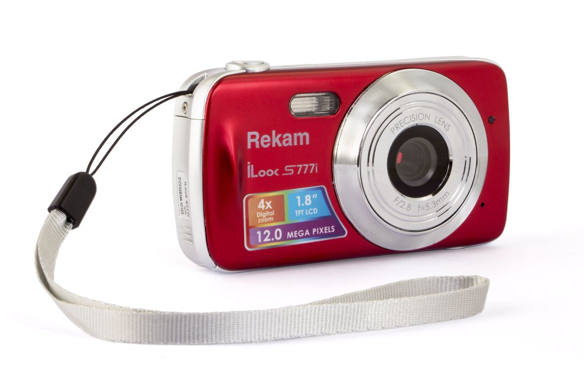 Rekam iLook S777i, Red цифровая фотокамера1108005124 Rekam iLook S777i, Red цифровая фотокамера1108005124Rekam iLook S777i - легкая и компактная камера, с плавными формами корпуса, которая легко умещается в карман или небольшую сумку. Благодаря разрешению 12 мегапикселей и 4-х кратному цифровому увеличению вы сможете в любой момент получить яркие и четкие фотографии. Автоматический режим позволяет делать отличные фотографии при любых условиях съёмки. А благодаря специальным настройкам для солнечной, пасмурной погоды и съёмки при искусственном освещении, вы сможете почувствовать себя настоящим мастером фотосъёмки. Кроме фотосъёмки, на камеру можно снимать видеоролики со звуком в разрешении HD. Данная модель поддерживает карты памяти до 32 ГБ, что даёт возможность не заботится об экономии места.