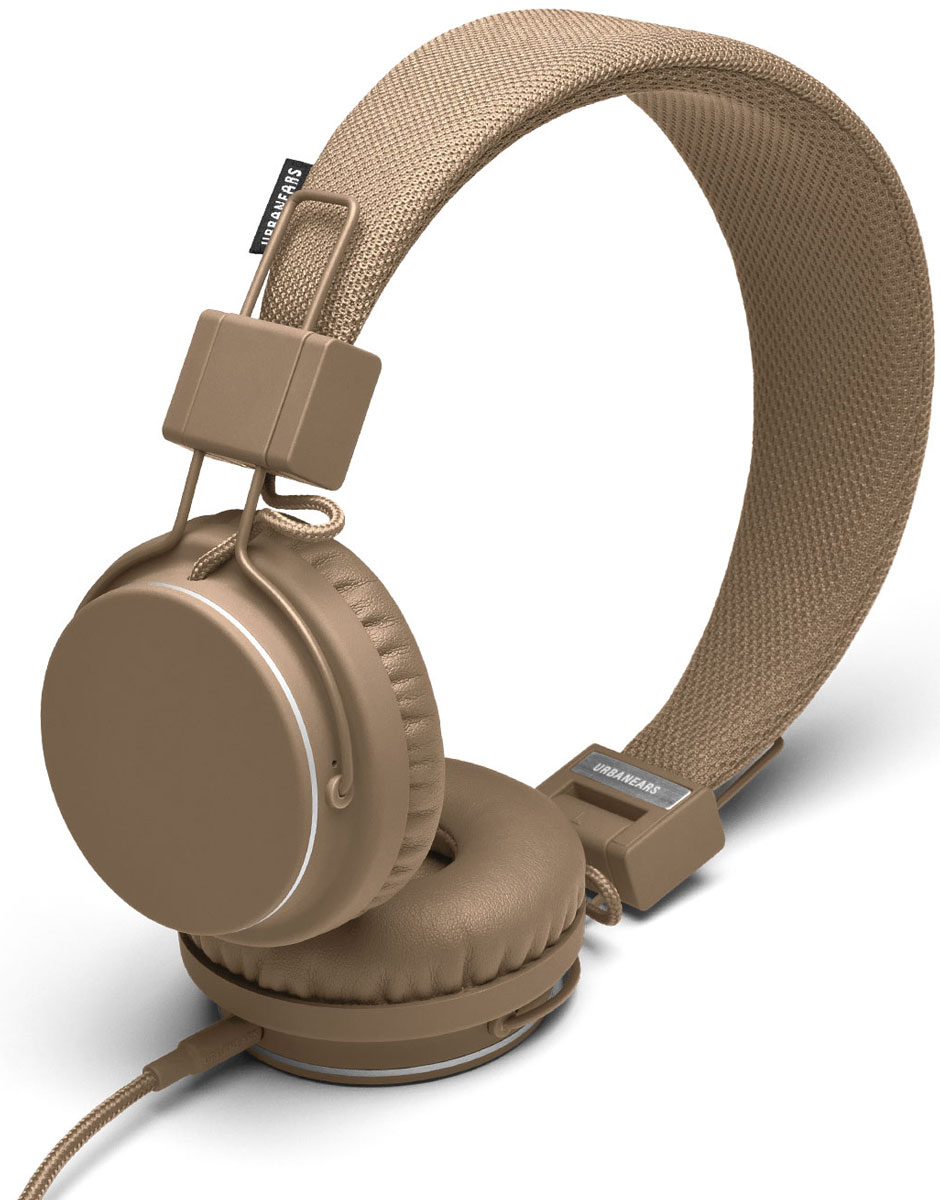 Urbanears Plattan, Nougat Beige наушники10102373 Urbanears Plattan, Nougat Beige наушники10102373Urbanears Plattan соединяют инновационную функциональность и производительность с современными технологиями. Это полноразмерная модель с богатым изолированным саундом. В сложенном виде она очень компактна – размером всего лишь с кулак. На чашке наушников имеется разъём ZoundPlug, позволяющий подсоединить к Plattan наушники друга. Отсоединяемый кабель даёт вам возможность выбрать подходящий именно вам, а также легко заменить кабель при необходимости. В комплекте идёт шнур с прямым и L-образным штекером. ZoundPlug – это разъём, позволяющий поделиться вашей музыкой с другом. Просто подключите его наушники к вашим Plattan через свободный порт. Разработчики учли, что вы захотите брать с собой ваши любимые наушники в поездки и на прогулки, поэтому сделали Plattan полностью складными. В компактном виде они не займут много места в сумке и не повредятся при перевозке. Сегодня большинство плееров являются также и телефонами. Поэтому все наушники Urbanears имеют...