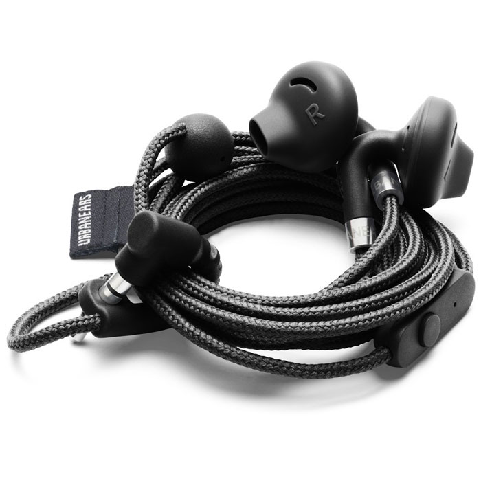 Urbanears Sumpan, Black наушники10102374 Urbanears Sumpan, Black наушники10102374Urbanears Sumpan – это лёгкие наушники-вкладыши, которые могут похвастать красочными цветами, удобной конструкцией для прослушивания на ходу, а также такими необычными особенностями, как зацепление правого и левого наушника позади шеи (для ношения устройства при выключенном плеере) и съёмные амбушюры, которые легко мыть. Sumpan выполнены в форме крючков, что позволяет легко сцеплять правый и левый наушники. Отличное решение, чтобы повесить наушники на шею, когда мы их не слушаем. И при этом хотим быстро их найти и продолжать наслаждаться музыкой, в любой момент, когда захотим. Патентованная система CableLoop позволяет скрутить провод для удобного и безопасного хранения наушников. Больше не потребуется тратить время на распутывание непослушного кабеля – чётко и быстро вы приведёте наушники в состояние готовности номер один! Сегодня большинство плееров являются также и телефонами. Поэтому наушники Urbanears Sumpan имеют микрофон и пульт управления, с...
