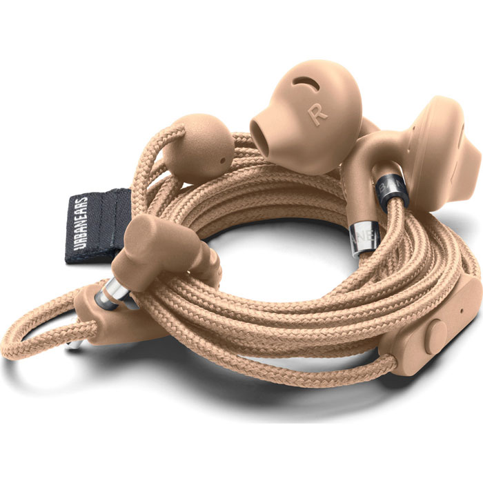 Urbanears Sumpan, Nougat Beige наушники10102375 Urbanears Sumpan, Nougat Beige наушники10102375Urbanears Sumpan - это лёгкие наушники-вкладыши, которые могут похвастать красочными цветами, удобной конструкцией для прослушивания на ходу, а также такими необычными особенностями, как зацепление правого и левого наушника позади шеи (для ношения устройства при выключенном плеере) и съёмные амбушюры, которые легко мыть. Sumpan выполнены в форме крючков, что позволяет легко сцеплять правый и левый наушники. Отличное решение, чтобы повесить наушники на шею, когда мы их не слушаем. И при этом хотим быстро их найти и продолжать наслаждаться музыкой, в любой момент, когда захотим. Патентованная система CableLoop позволяет скрутить провод для удобного и безопасного хранения наушников. Больше не потребуется тратить время на распутывание непослушного кабеля - чётко и быстро вы приведёте наушники в состояние готовности номер один! Сегодня большинство плееров являются также и телефонами. Поэтому наушники Urbanears Sumpan имеют микрофон и пульт управления, с...