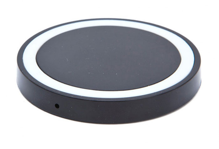 Bradex SU 0048, Black беспроводное зарядное устройствоSU 0048 Bradex SU 0048, Black беспроводное зарядное устройствоSU 0048Современная техника и гаджеты заполнили ваш дом, но Вы до сих пор еще не слышали о беспроводной зарядке устройств? Круглый аккумулятор для смартфонов станет для вас приятным открытием! - Он позволяет заряжать телефон без прямого подключения к сети или ноутбуку. - Просто присоедините миниатюрный Qi-приемник к Вашему смартфону (спрячьте его внутрь устройства при использовании Micro-USB порта, поместите под чехол или подвесьте как брелок — для моделей Iphone c Lightning разъемом). - Теперь вы сможете подзаряжать устройство в любое время, когда не используете его. Просто кладите смартфон на подключенный к базе аккумулятор: во время зарядки вместо красного индикатора загорится синий. Круглый беспроводной аккумулятор для смартфонов: современные технологии для Вашего комфорта!