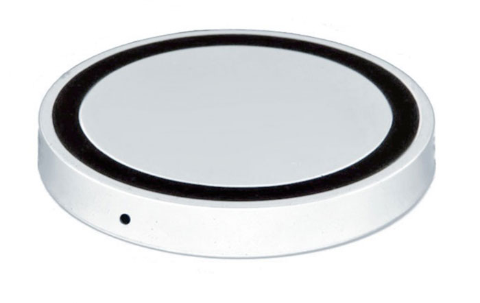 Bradex SU 0049, White беспроводное зарядное устройствоSU 0049 Bradex SU 0049, White беспроводное зарядное устройствоSU 0049Современная техника и гаджеты заполнили ваш дом, но вы до сих пор еще не слышали о беспроводной зарядке устройств? Круглый аккумулятор для смартфонов станет для вас приятным открытием! • Он позволяет заряжать телефон без прямого подключения к сети или ноутбуку. • Просто присоедините миниатюрный Qi-приемник к Вашему смартфону (спрячьте его внутрь устройства при использовании Micro-USB порта, поместите под чехол или подвесьте как брелок — для моделей Iphone c Lightning разъемом). • Теперь вы сможете подзаряжать устройство в любое время, когда не используете его. Просто кладите смартфон на подключенный к базе аккумулятор: во время зарядки вместо красного индикатора загорится синий. Круглый беспроводной аккумулятор для смартфонов: современные технологии для вашего комфорта!