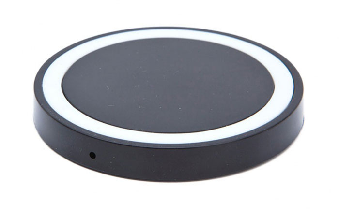 Bradex SU 0050, Black беспроводное зарядное устройствоSU 0050 Bradex SU 0050, Black беспроводное зарядное устройствоSU 0050Современная техника и гаджеты заполнили ваш дом, но вы до сих пор еще не слышали о беспроводной зарядке устройств? Круглый аккумулятор для смартфонов станет для вас приятным открытием! • Он позволяет заряжать телефон без прямого подключения к сети или ноутбуку. • Просто присоедините миниатюрный Qi-приемник к Вашему смартфону (спрячьте его внутрь устройства при использовании Micro-USB порта, поместите под чехол или подвесьте как брелок — для моделей Iphone c Lightning разъемом). • Теперь вы сможете подзаряжать устройство в любое время, когда не используете его. Просто кладите смартфон на подключенный к базе аккумулятор: во время зарядки вместо красного индикатора загорится синий. Круглый беспроводной аккумулятор для смартфонов: современные технологии для вашего комфорта!