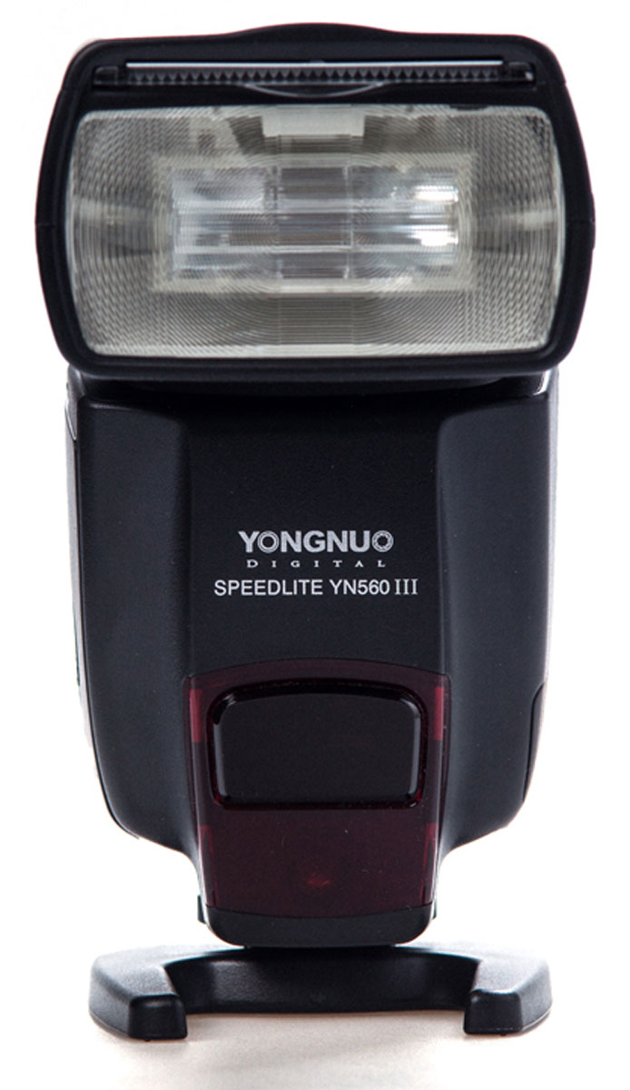 YongNuo Speedlite YN-560III вспышка со встроенным радиосинхронизатором для Canon, Nikon, Pentax, Olympus, SonyYN-560III YongNuo Speedlite YN-560III вспышка со встроенным радиосинхронизатором для Canon, Nikon, Pentax, Olympus, SonyYN-560IIIУниверсальная фотовспышка Yongnuo Speedlite YN-560III - это обновленная версия популярнейшей вспышки модели YN-560II от компании Yongnuo. Она имеет полную совместимость с радио-триггерами моделей Yongnuo RF-603 и RF- 602. Ее основным преимуществами является наличие поддержки ультра длинных беспроводных частот 2,4 ГГц, а также новый мультифункциональный LCD дисплей, множество режимов освещения и комфортный индикатор заряда батареи. Максимальное ведущее число вспышки Yongnuo Speedlite YN-560III имеет значению 58, а это значит, что вы сможете делать снимки на расстоянии 58 метров при условии выставленной светочувствительности ISO 100 и в положении зум-рефлектора 105 мм. Вспышка Yongnuo Speedlite YN-560III способна наклоняться в диапазоне от -7 до 90 градусов по вертикали, и поворачиваться в пределах от 0 до 270 градусов, благодаря чему вы получите небывалую гибкость во время процесса съемки и создания искусственного освещения. Цветовая...
