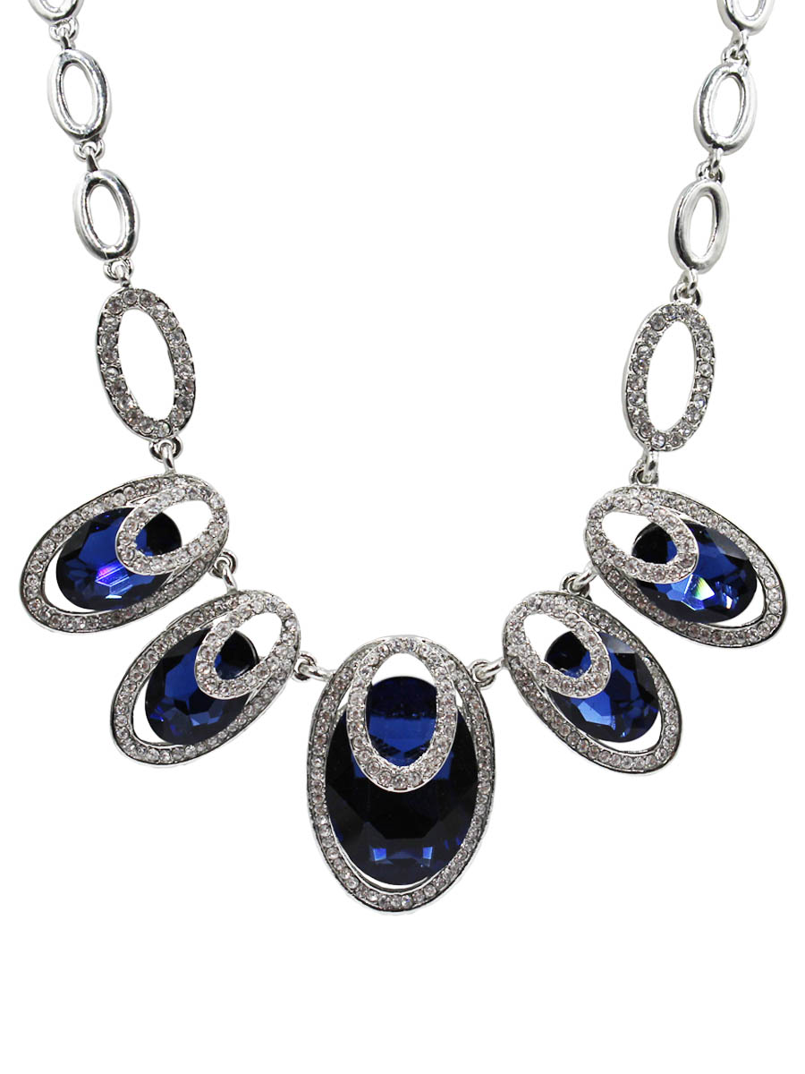 Колье Taya, цвет: серебристый, темно-синий. T-B-11422-NECK-SL.D.BLUET-B-11422-NECK-SL.D.BLUE Колье Taya, цвет: серебристый, темно-синий. T-B-11422-NECK-SL.D.BLUET-B-11422-NECK-SL.D.BLUEЗвенья цепи - круглые овалы, в центре овальная форма повторяется, только в перевернутом виде. Кристаллы крупные, цвета морских глубин. Цвет изделия может отличаться от цвета на фотографиях в зависимости от настроек Вашего монитора. Размеры: длина изделия 40 см + удлинение 7 см, центральное украшение 9,0 х 4,0 см.