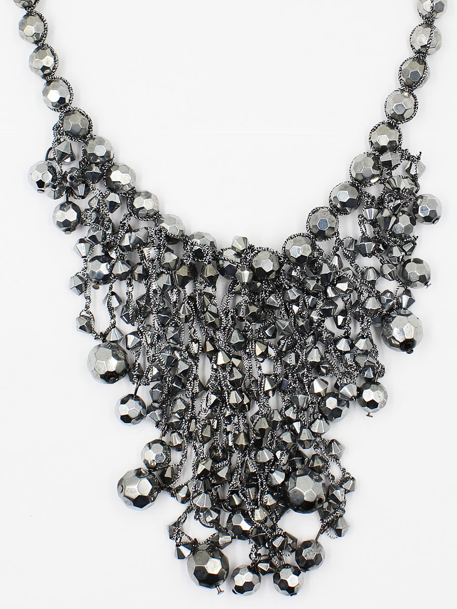 Колье Taya, цвет: серебристый. T-B-11768-NECK-SILVERT-B-11768-NECK-SILVER Колье Taya, цвет: серебристый. T-B-11768-NECK-SILVERT-B-11768-NECK-SILVERСтруящееся колье теплого цвета серого кварца. Каждый кристалл обвит стального цвета плотными нитями. Все детали с зеркальным отражающим эффектом. Круглые подвески это маленькие зажигательные и жизнерадостные дискошары. Размеры: длина 43 см + удлинение 7,0 см, центральная часть 14,0 х 14,0 см.