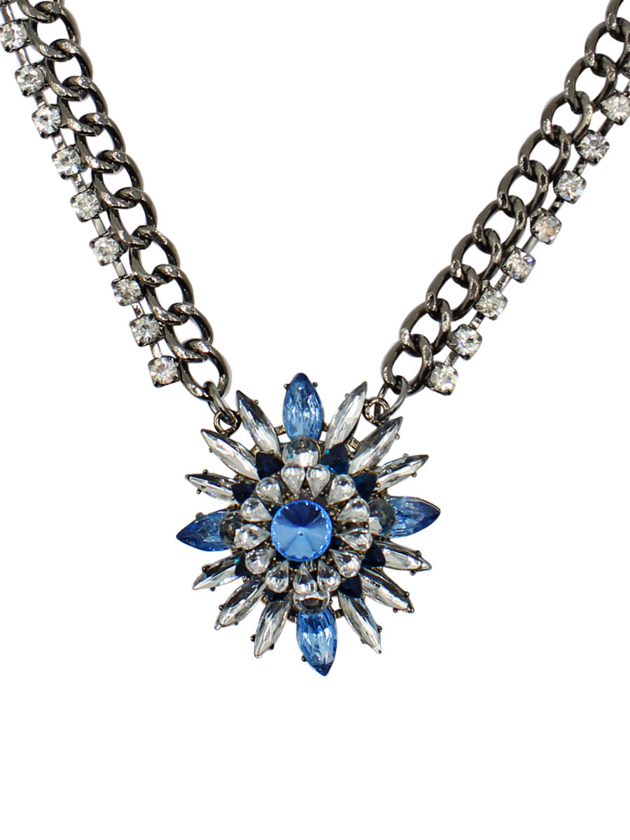 Колье Taya, цвет: мультиколор. T-B-11892-NECK-MULTIT-B-11892-NECK-MULTI Колье Taya, цвет: мультиколор. T-B-11892-NECK-MULTIT-B-11892-NECK-MULTIУкрашение королевских особ в стиле барокко — парадное, величественное, декоративное, чопорное. Цветочные мотивы видны в центральной броши. Размеры: длина верхней цепи 43,0 см плюс удлинение 9,0 см, цветок диаметром 4,5 см.